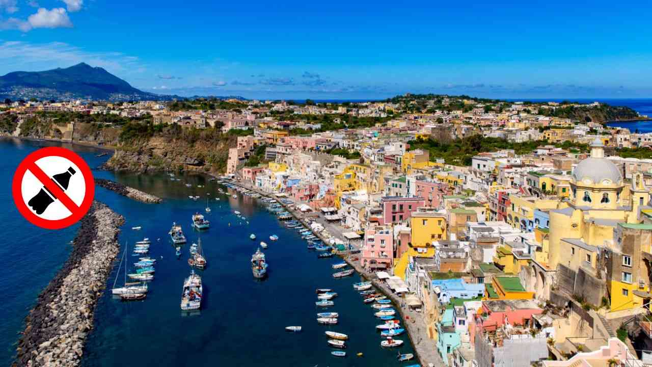 bottiglie plastica Procida vietate motivo