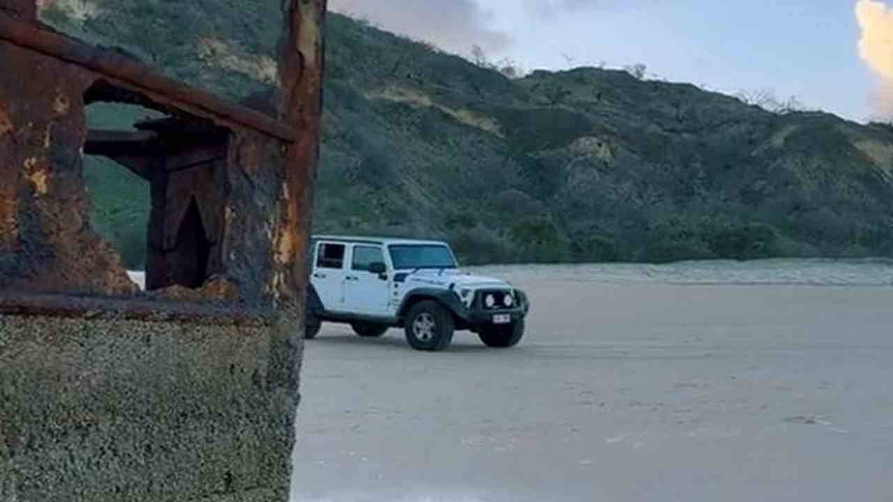 strada non sterrata auto spiaggia