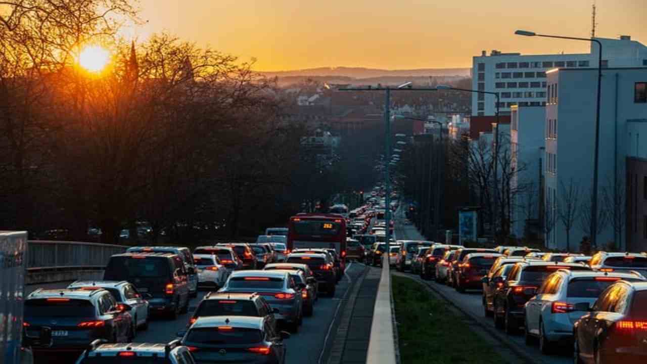 Cosa succede se passi ore in fila nel traffico