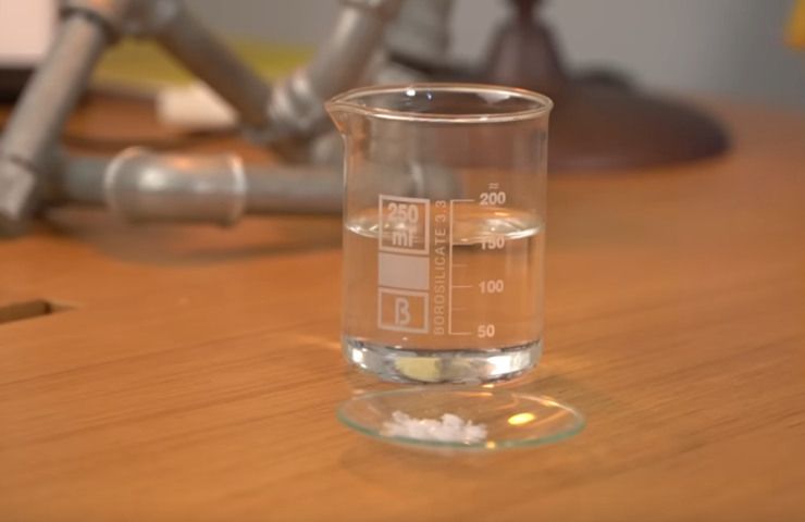 Acido fluoroantimonico, contenitore (Screenshot Youtube @Geopop) - orizzontenergia.it