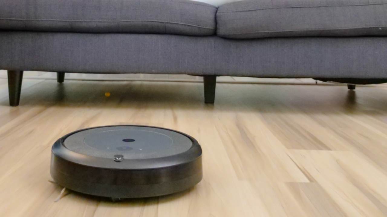 Aspirapolvere robot, è pericoloso per gli animali domestici: verità o fake