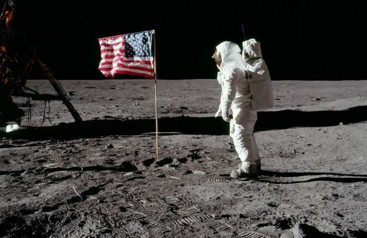 bandiere piantate astronauti