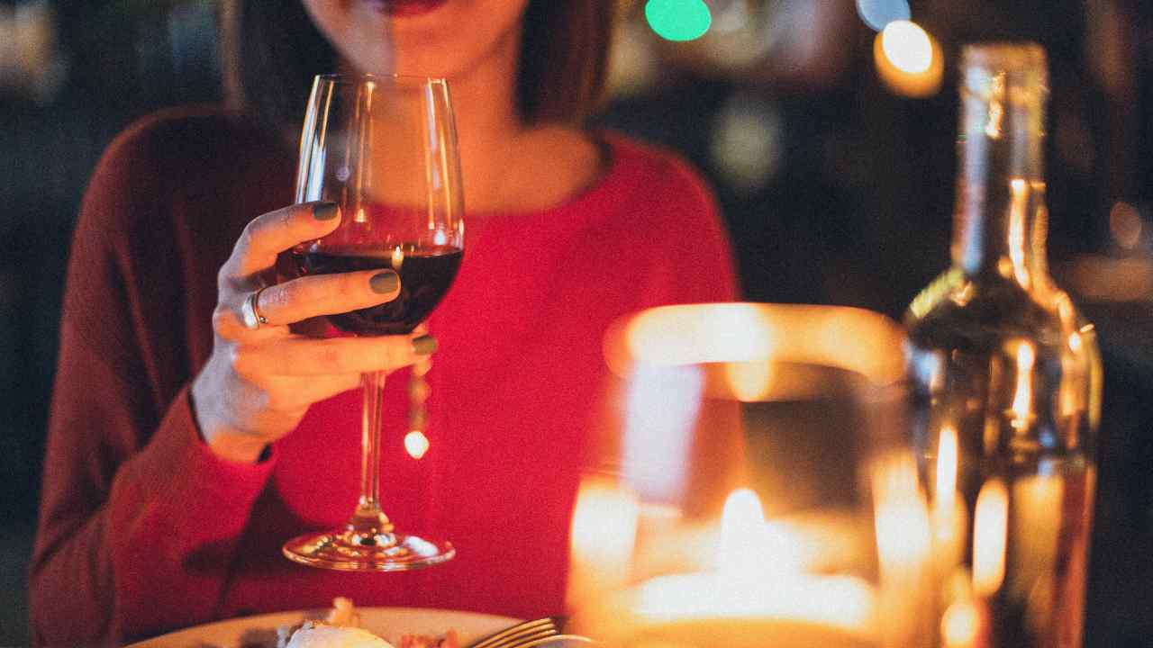 Bere vino e ingrassare: quanti bicchieri ci fanno prendere 1kg?