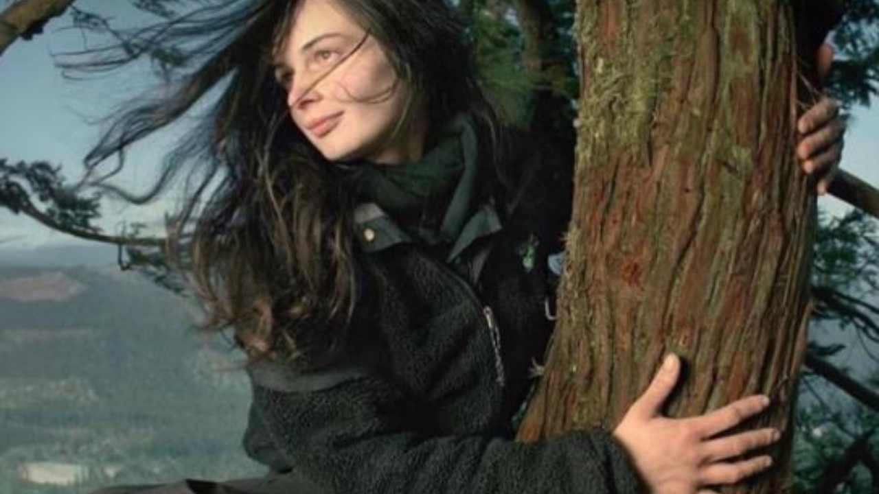 La donna che ha vissuto su un albero di 50 mt per 738 giorni