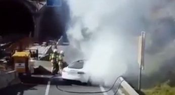Macchina elettrica non smette di bruciare | L’incendio è stato domato con 7mila litri d’acqua