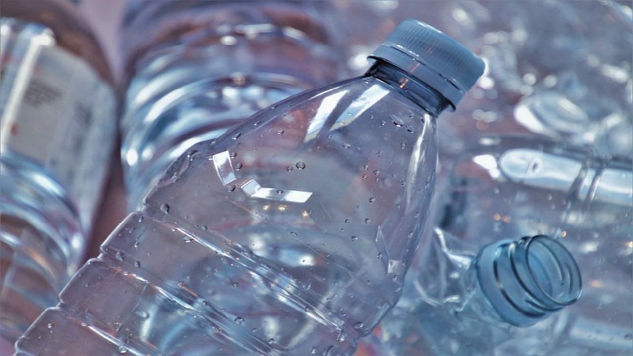 bottiglie di plastica: se le ricicli guadagni