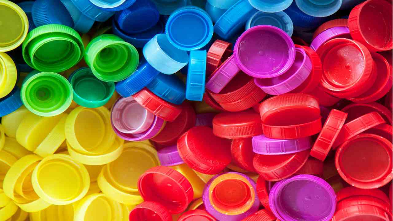 riciclo creativo tappi plastica vaso