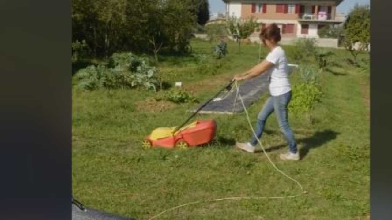 Tagliarba ecosostenibile: d'ora in poi, si alimenterà con i pannelli solari