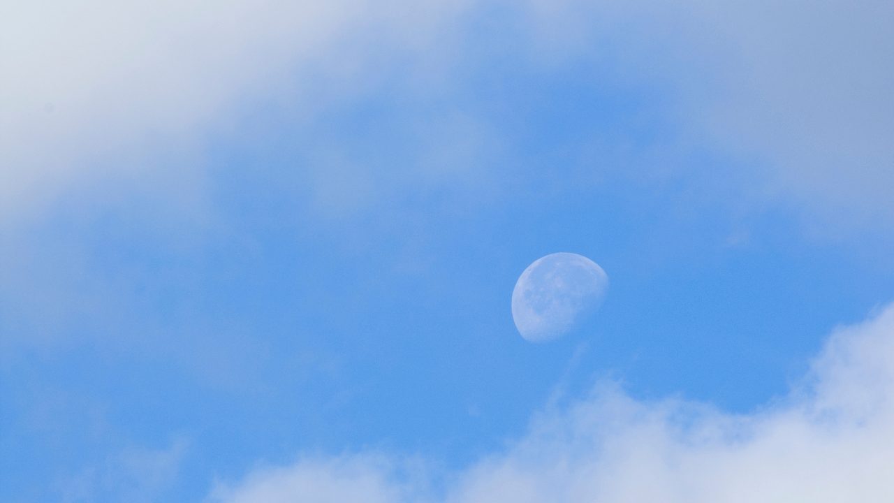 Perché la Luna si vede anche di giorno, la spiegazione