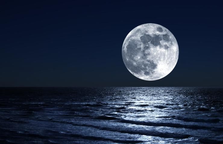Perché la Luna si vede anche di giorno, la spiegazione