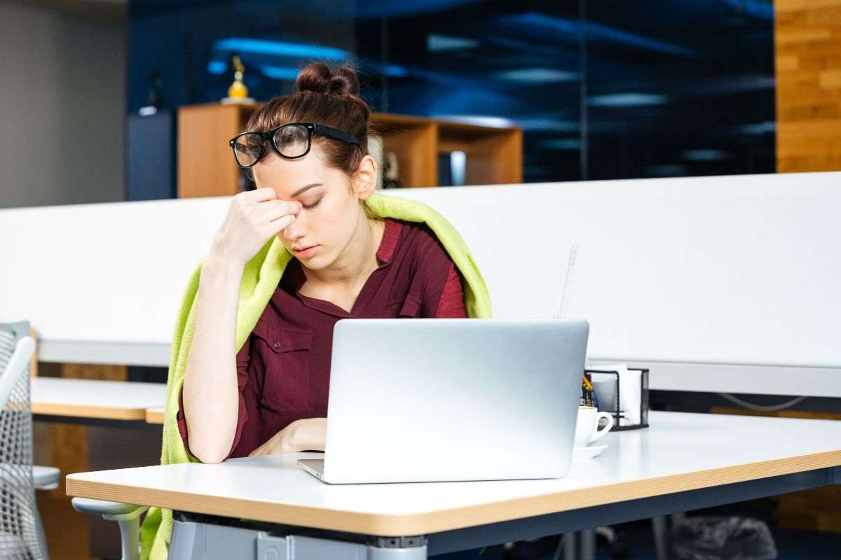 Ragazza al lavoro al PC