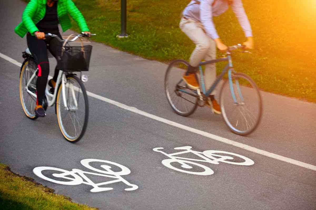 Persone in bici sulla pista ciclabile