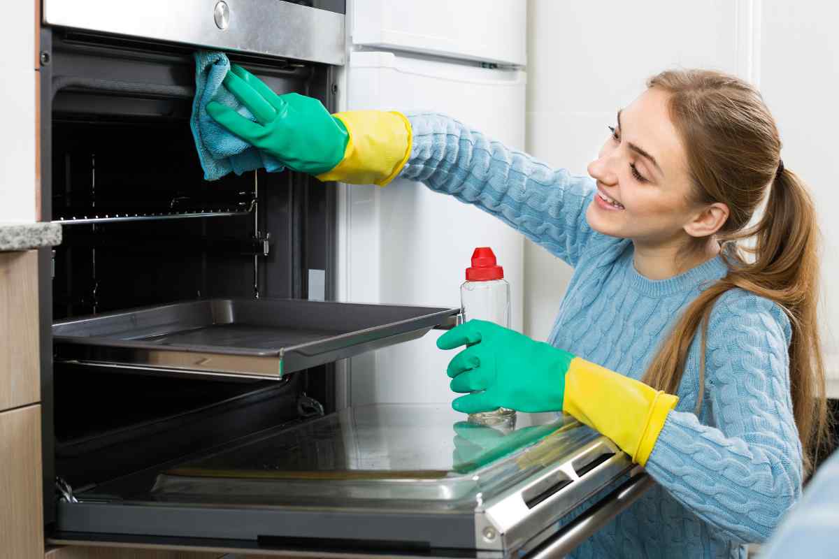 Come pulire il vetro del forno in modo economico e rapido