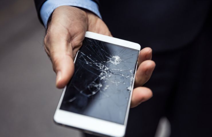 Smartphone con schermo rotto