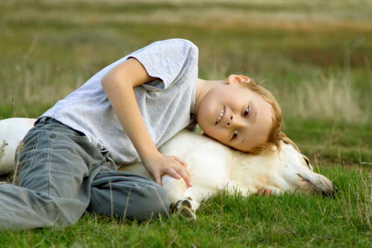 cucciolo e bambino: la vicenda di un amore vero