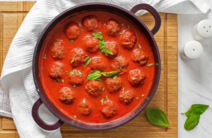 Polpette di melanzane al sugo nel tegame