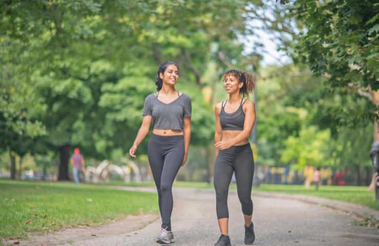 Ragazze camminano al parco