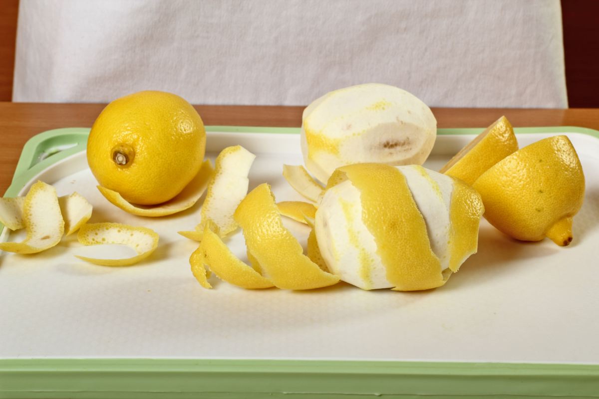 Limoni e bucce di limone sul tagliere