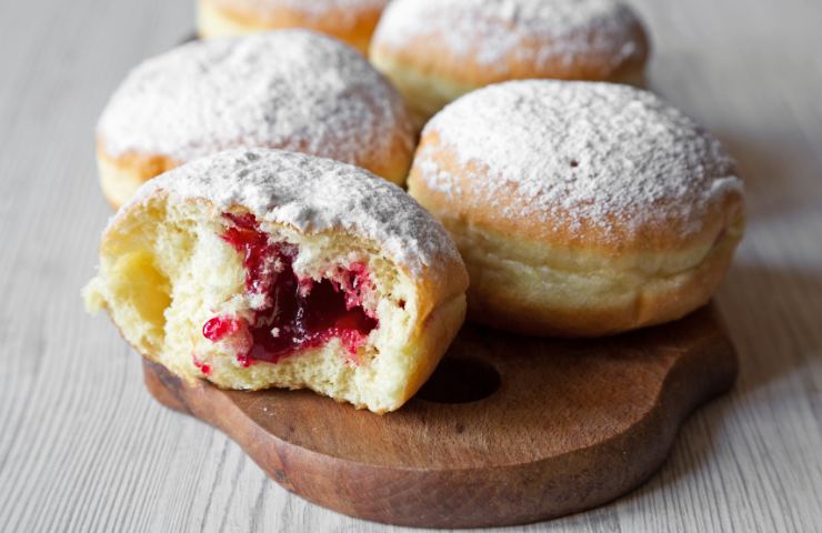 Krapfen al forno di Carnevale ripieni di marmellata