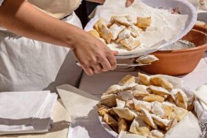 Donna prepara ravioli dolci di Carnevale