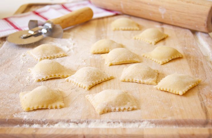 Ravioli dolci di Carnevale crudi