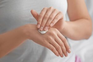 Donna applica crema sulle mani