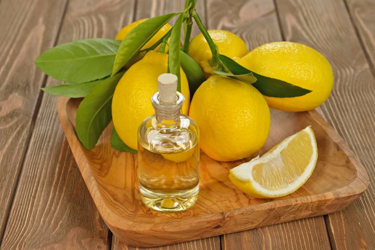 Olio essenziale di limone sul tagliere di legno