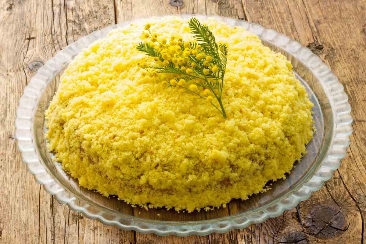 Torta mimosa sul vassoio di vetro