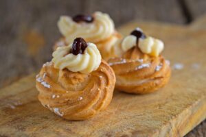 Zeppole di San Giuseppe sul tagliere