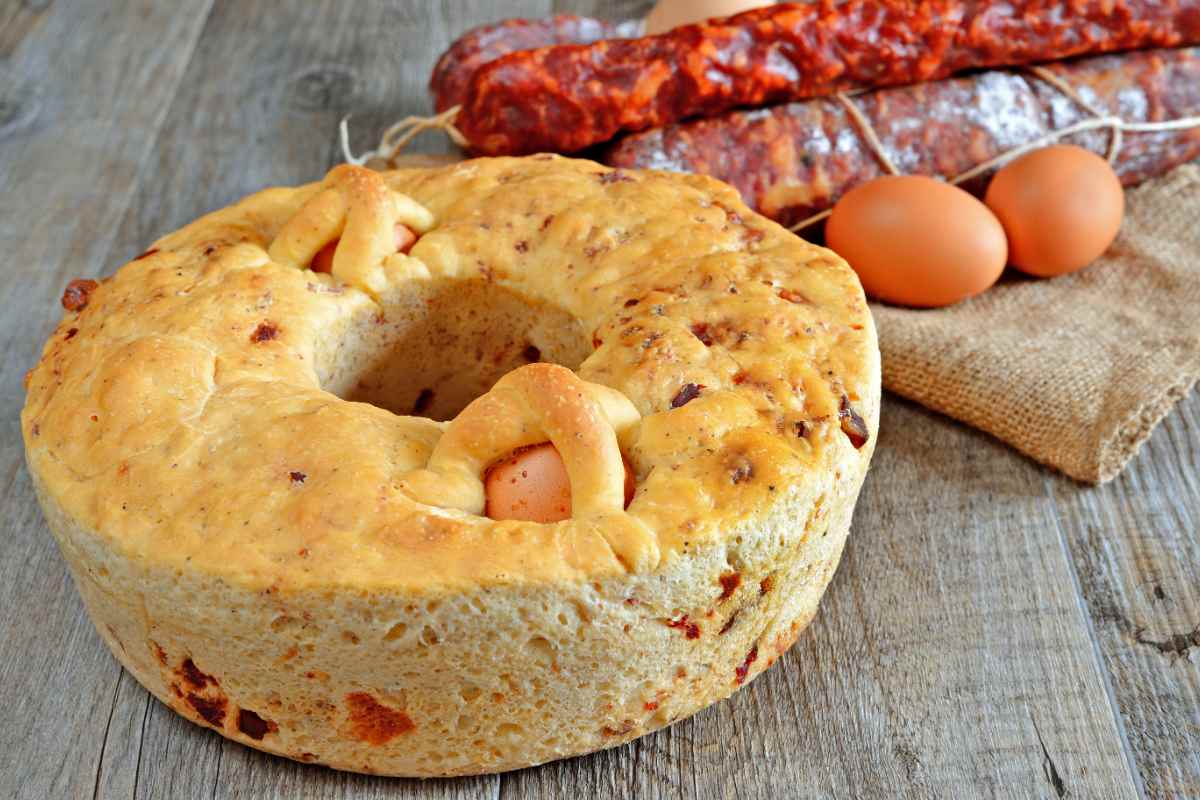 Casatiello napoletano con salumi e uova