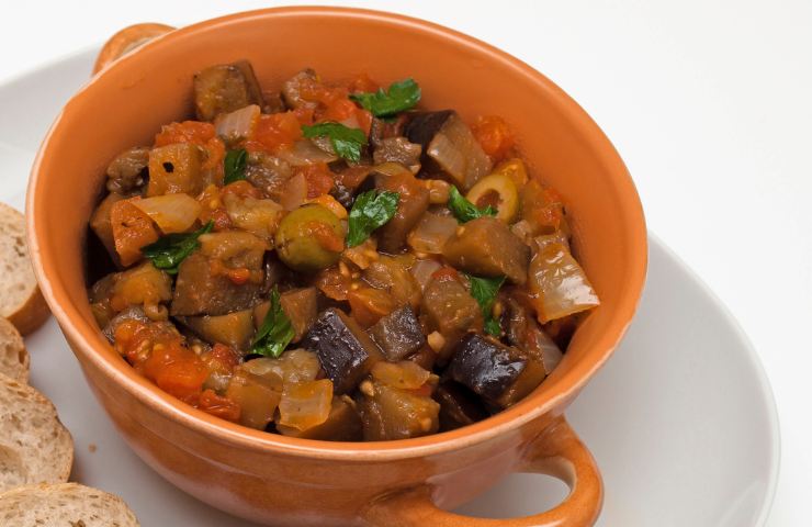 Caponata nel tegame di terracotta