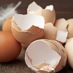 Gusci delle uova sul tagliere