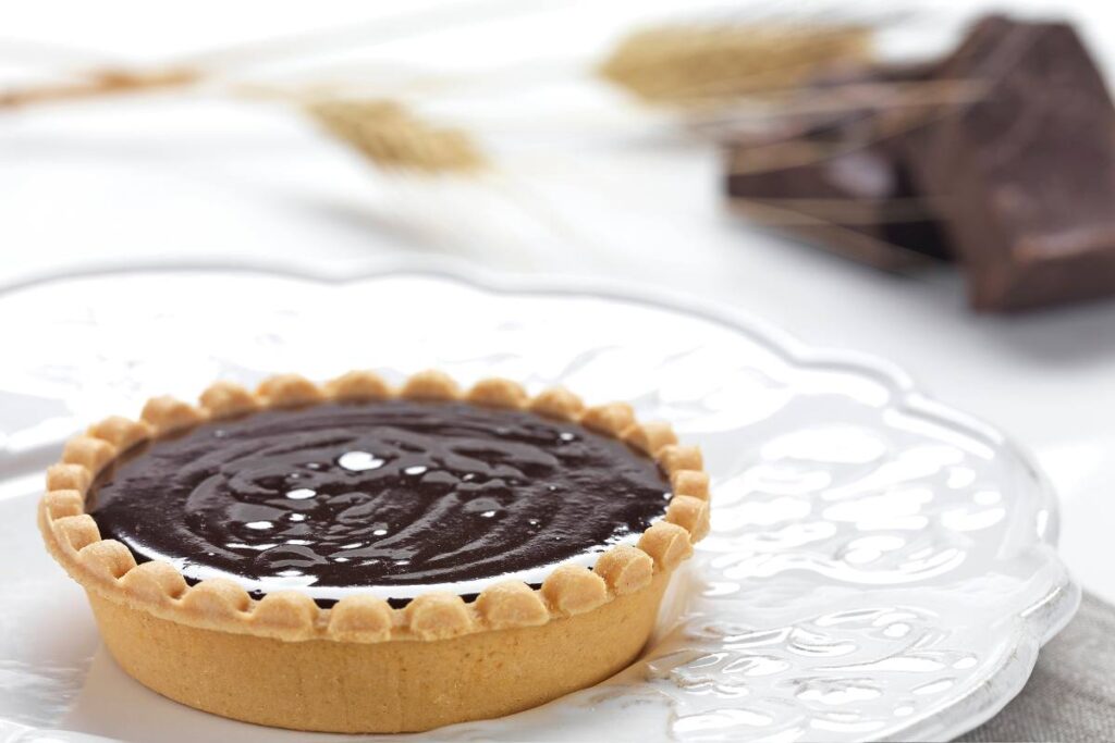Crostatina al cioccolato sul piatto