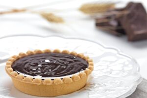 Crostatina al cioccolato sul piatto