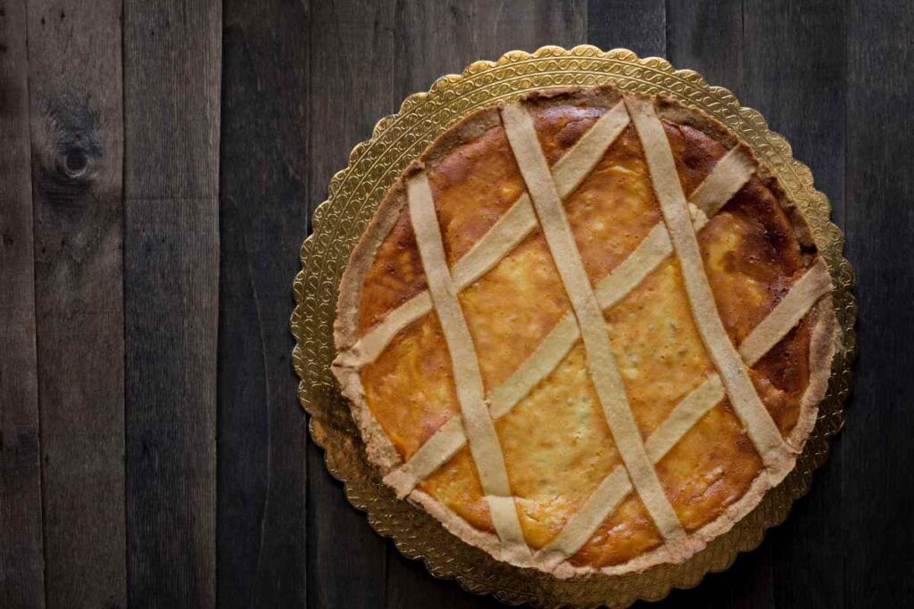 Pastiera napoletana nel vassoio dorato