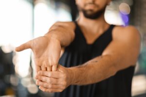 Uomo fa esercizi con le mani