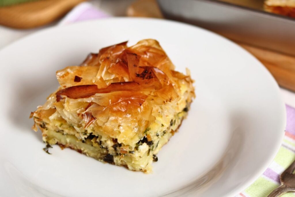 Torta salata con pasta fillo, patate e porri