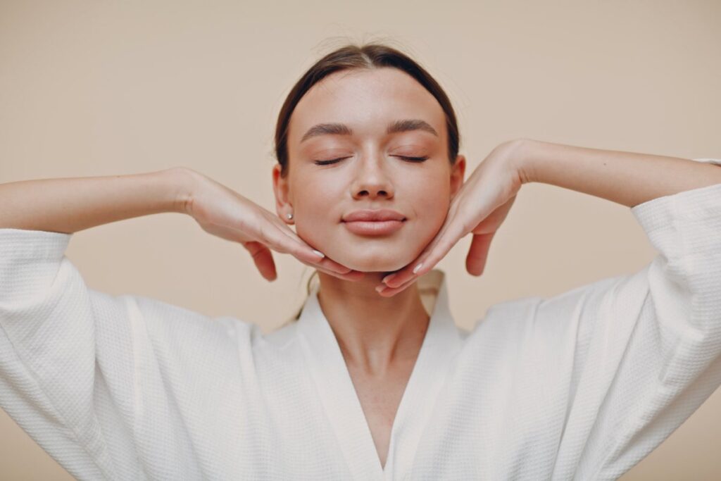 Ragazza fa Yoga facciale